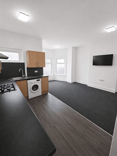 3 Bedroom Flat To Rent In Cranbrook Road, Ilford, IG1
