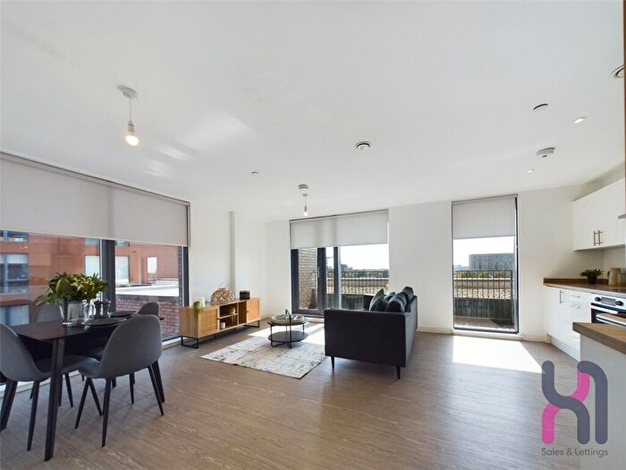 3 Bedroom Flat For Sale In The Landmark, Oldfield Road, Salford, M5