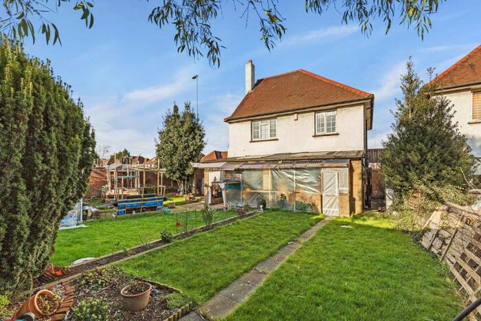 4 Bedroom Detached House To Rent In The Vale, Golders Green, NW11