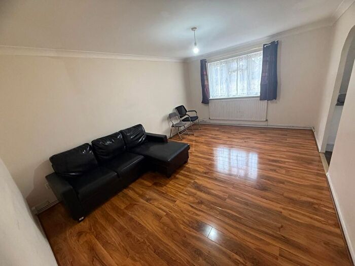 2 Bedroom Flat To Rent In Evergreen Way, Hayes, UB3