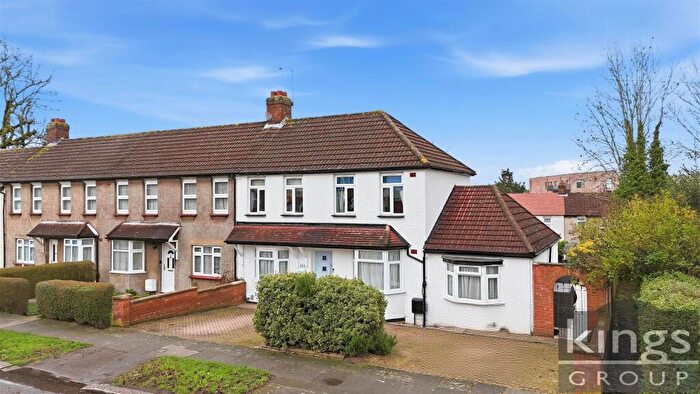 4 Bedroom End Of Terrace House For Sale In Trent Gardens, London, N14