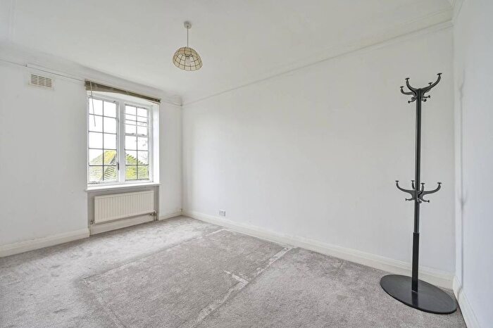 3 Bedroom Flat To Rent In Manor Fields, Putney, London, SW15
