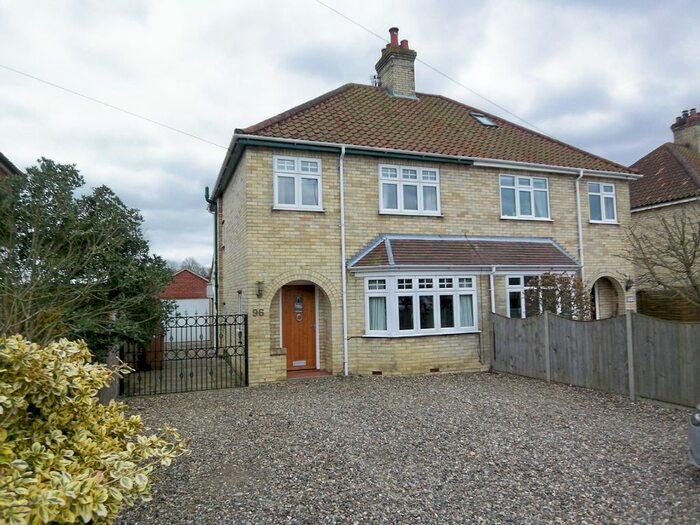 4 Bedroom Semi-Detached House To Rent In Norwich Road, Wymondham, Norfolk, NR18