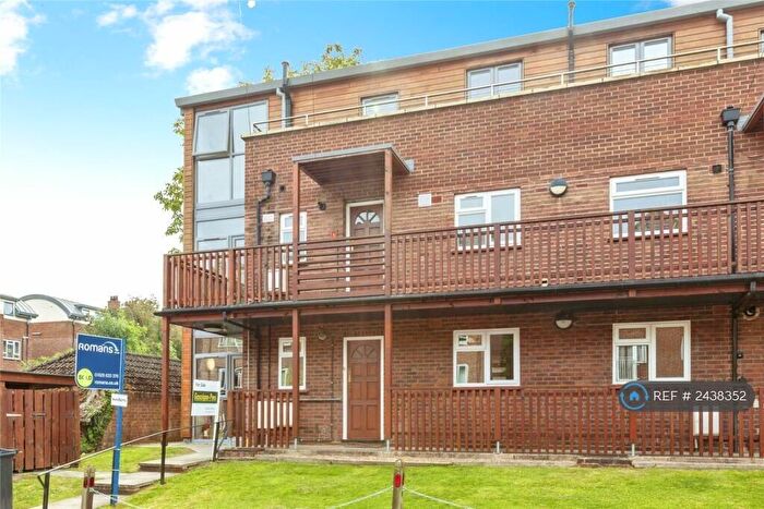 2 Bedroom Flat To Rent In Courtlands, Maidenhead, SL6