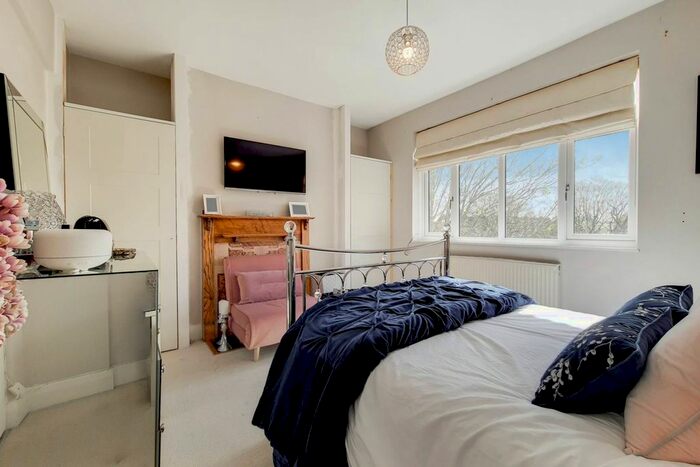 2 Bedroom Flat To Rent In Balham High Road, Wandsworth Common, London, SW17