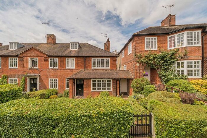 3 Bedroom Flat To Rent In The Chine, London, N10