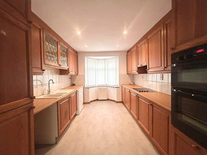 3 Bedroom Bungalow To Rent In Lawns Way, Romford, RM5