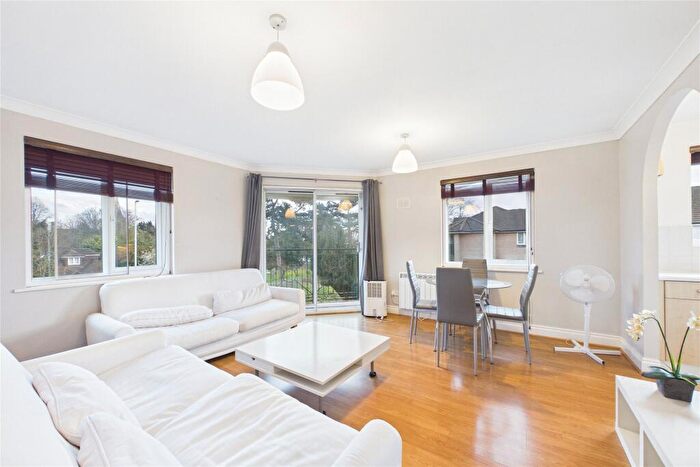 2 Bedroom Flat To Rent In Hedingham Mews, All Saints Avenue, Maidenhead, Berkshire, SL6