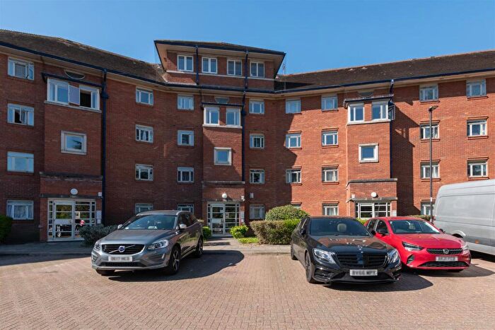2 Bedroom Flat For Sale In Bourneside Crescent, London, N14