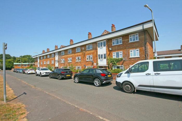1 Bedroom Flat For Sale In Shakespeare Square, Ilford, Essex, IG6