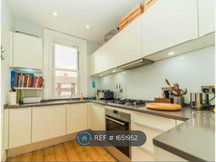 2 Bedroom Flat To Rent In Grasmere Road, London, SW16