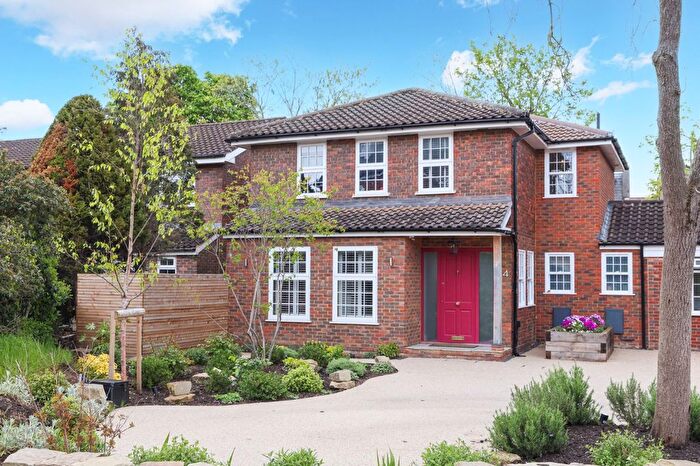 4 Bedroom Link Detached House For Sale In Darnley Park, Weybridge, Surrey, KT13