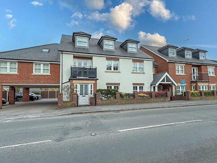 2 Bedroom Flat For Sale In Aldermans Hill, Hockley, SS5