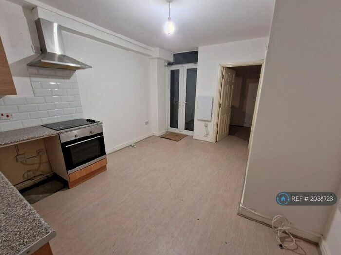 2 Bedroom Flat To Rent In Woodland Road, Gorton, Manchester, M18