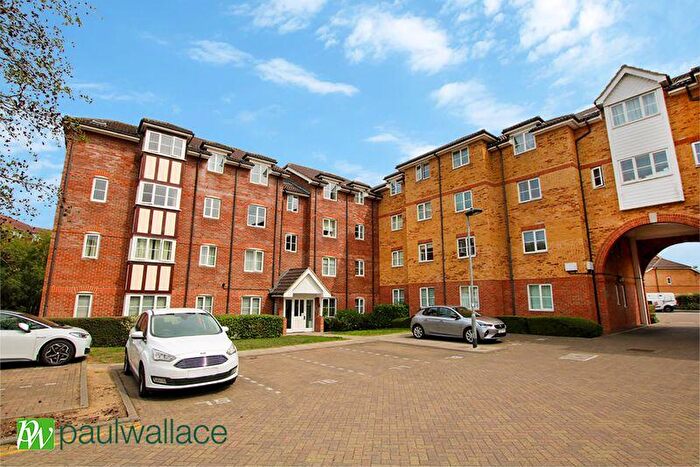 2 Bedroom Flat For Sale In Yukon Road, Turnford, EN10