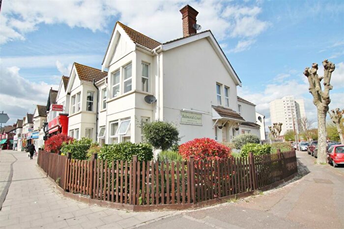 2 Bedroom Flat To Rent In Balmoral Court, London Road, Westcliff On Sea, SS0