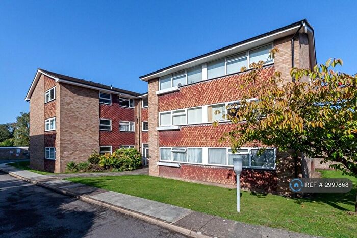 2 Bedroom Flat To Rent In Christchurch Park, Sutton, SM2