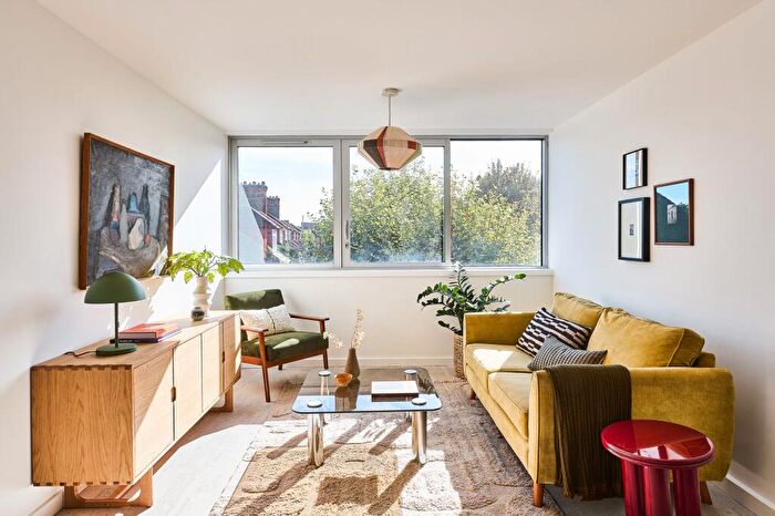 2 Bedroom Flat For Sale In Beechwood Lodge, East Bank, Stamford Hill, London, N16