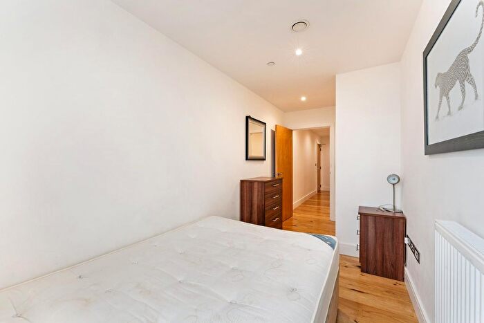 3 Bedroom Flat To Rent In Skyveiw Tower, Stratford, London, E15