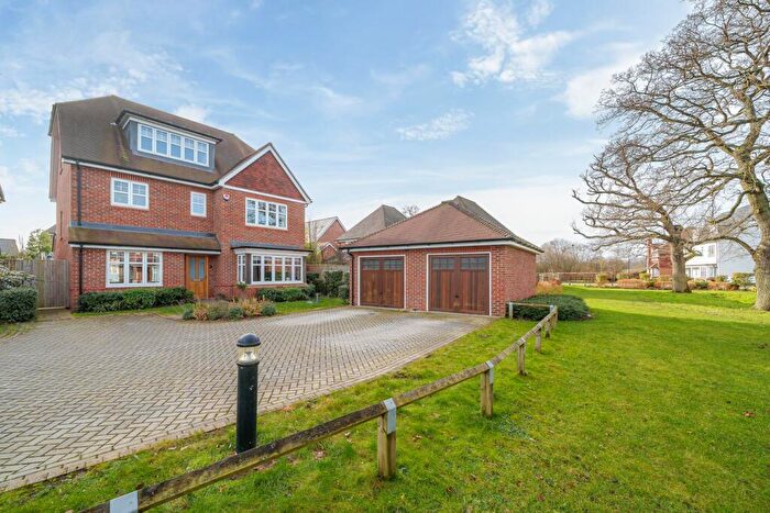 5 Bedroom Detached House For Sale In Emerald Avenue, Fleet, GU51