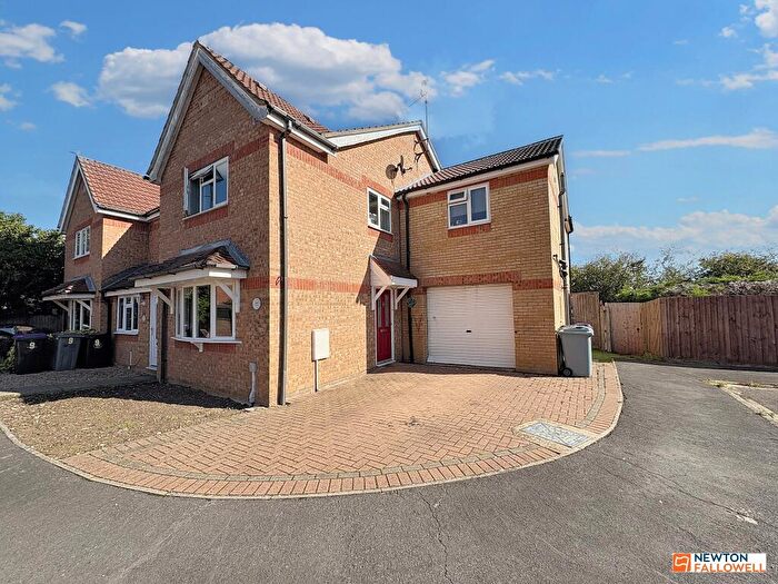 4 Bedroom Semi-Detached House For Sale In Aveland Close, Bourne, PE10
