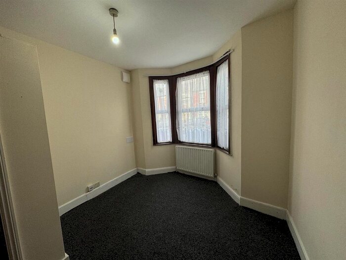 2 Bedroom Maisonette To Rent In Regina Road, Southall, UB2