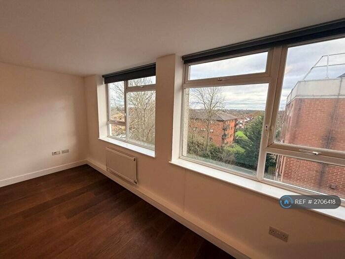 Studio To Rent In Ballards Lane, London, N3