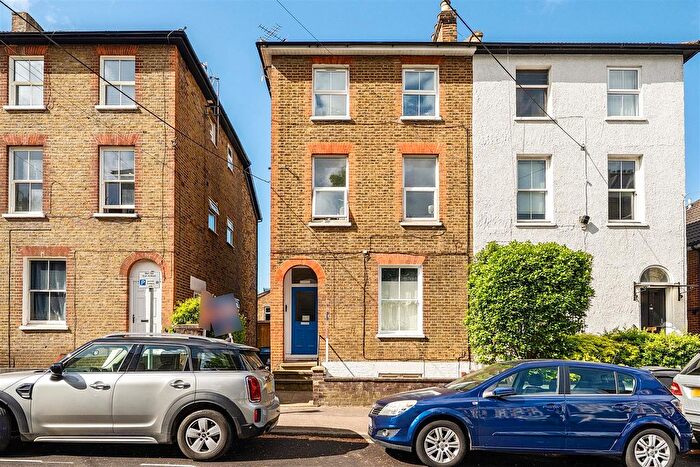 1 Bedroom Flat For Sale In St. Andrew's Road, Surbiton, KT6