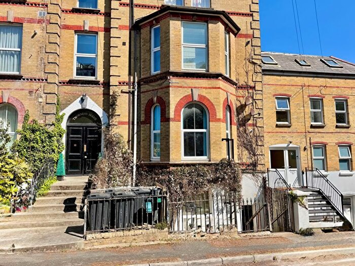1 Bedroom Flat For Sale In Cliff Road, Cowes, PO31