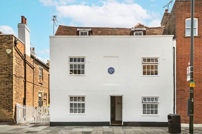 1 Bedroom Flat To Rent In Church Street, Hampton, TW12