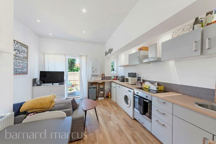 1 Bedroom Flat To Rent In Surbiton Hill Park, Surbiton, KT5