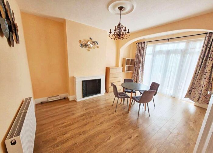 4 Bedroom Semi Detached House To Rent In Emmott Avenue, Ilford, London, IG6