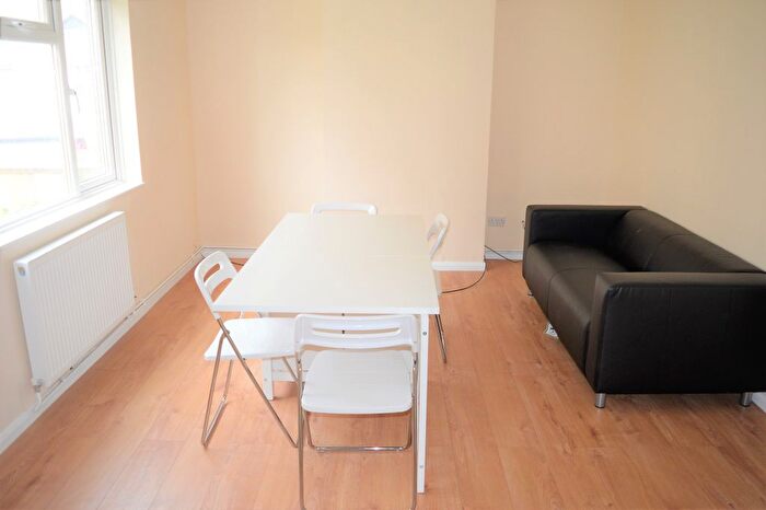 3 Bedroom End Of Terrace House To Rent In Rainham Rd South, Dagenham East, RM10
