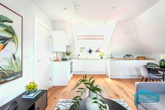 2 Bedroom Flat To Rent In Fairfield Close, North Finchley, London, N12