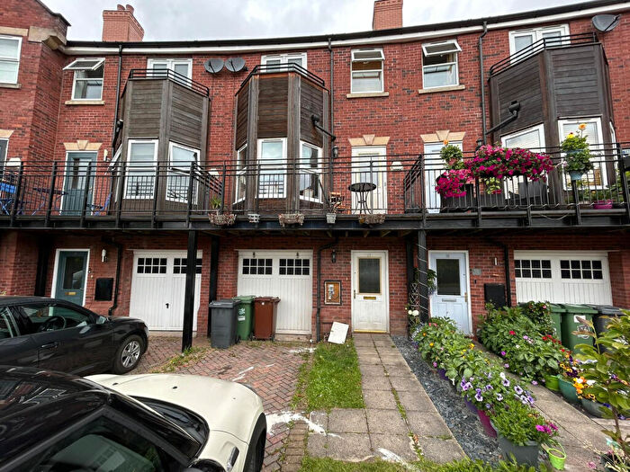 4 Bedroom Terraced House To Rent In Huntington Crescent, Leeds, LS16