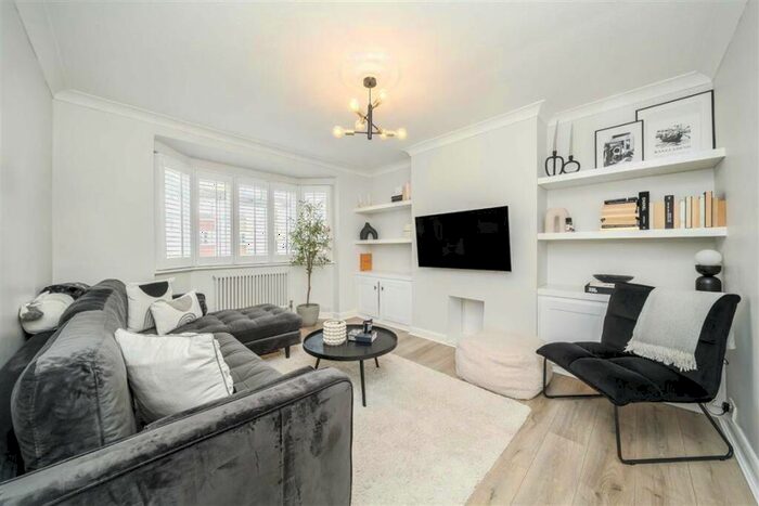 2 Bedroom Flat To Rent In Amblecote Close, Grove Park, SE12