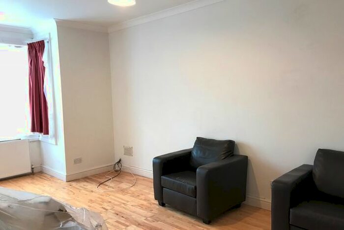2 Bedroom Flat To Rent In Whitton Road, Hounslow, TW3