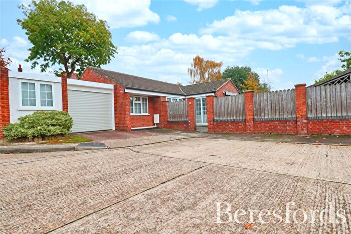 2 Bedroom Bungalow For Sale In Manor Close, Romford, RM1