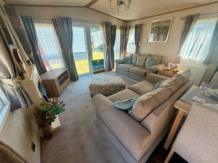 3 Bedroom Caravan For Sale In Perowne Way, Sandown, PO36