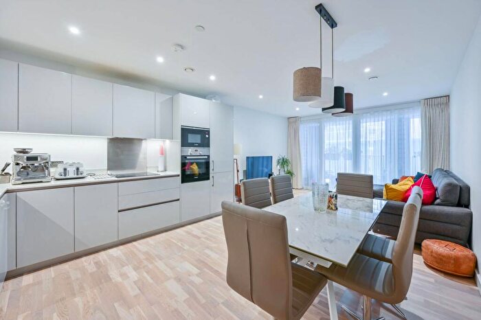 2 Bedroom Flat To Rent In Heygate Street, Elephant And Castle, London, SE17