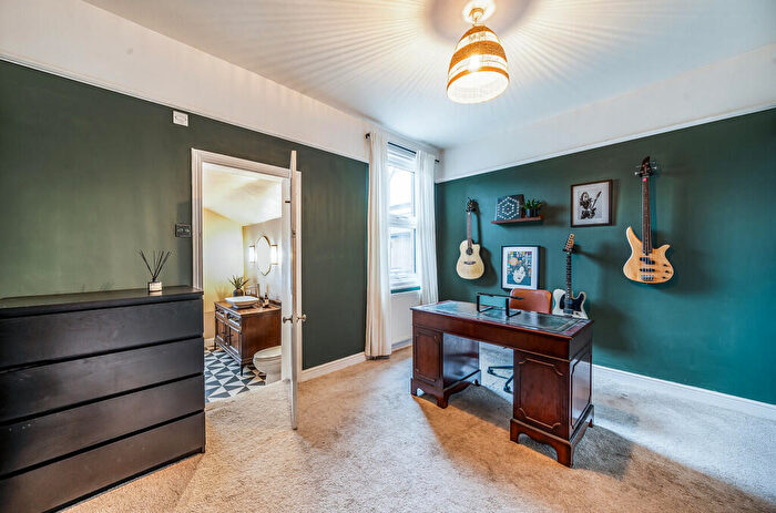 2 Bedroom Cottage For Sale In West Street, Carshalton, SM5