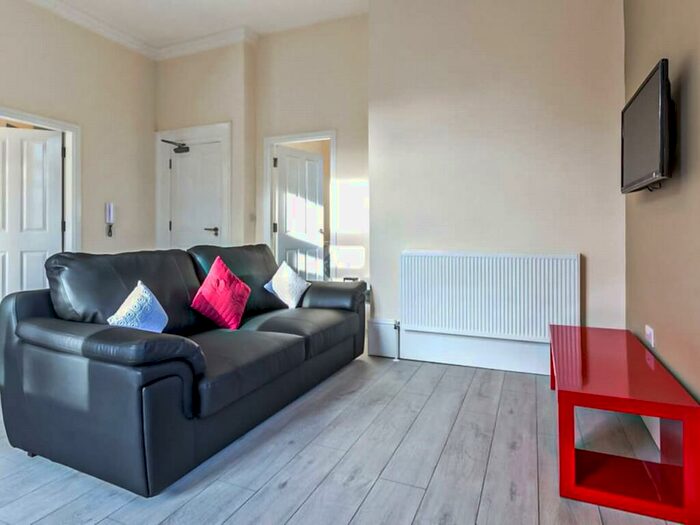 1 Bedroom Apartment To Rent In Headingley Lane, Leeds, West Yorkshire, LS6