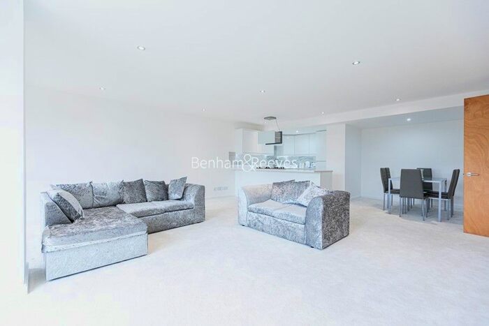 2 Bedroom Flat To Rent In Regatta Point, Kew Bridge, TW8