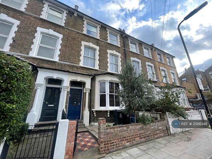 3 Bedroom Flat To Rent In Linscott Road, London, E5