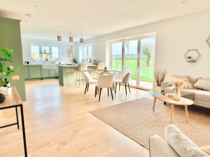 3 Bedroom Detached House For Sale In Aston On Carrrant, Tewkesbury, Tewkesbury, GL20