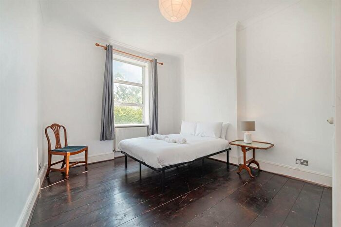 2 Bedroom Apartment For Sale In The Avenue, Queens Park, NW6