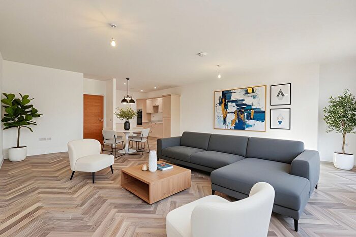 2 Bedroom Flat For Sale In Chalkwell Avenue, Westcliff-On-Sea, SS0