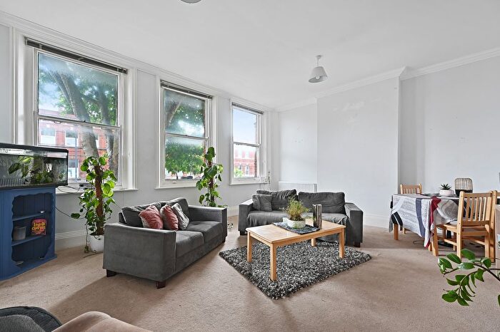 3 Bedroom Maisonette To Rent In Cricklewood Broadway, London, NW2