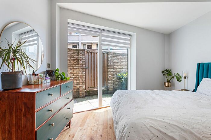 2 Bedroom Flat For Sale In Copenhagen Street, Islington, London, N1