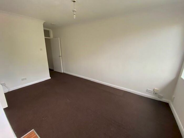 1 Bedroom Flat To Rent In Bursledon Road, Southampton, Hampshire, SO19